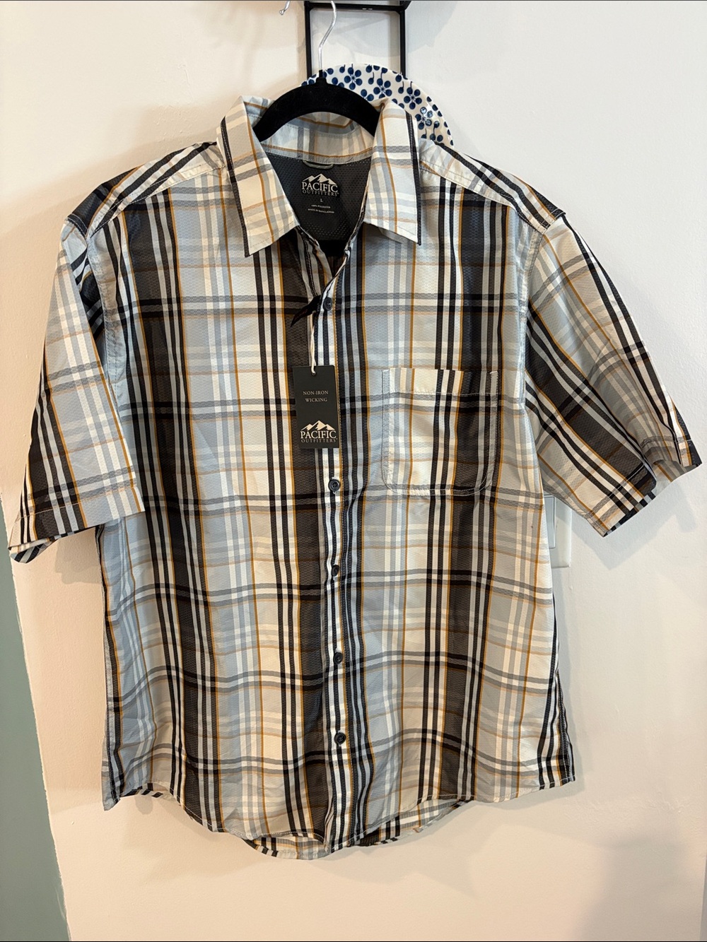 NWT PACIFIC OUTFITTERS PLAID CASUAL BUTTON UP SHIRT